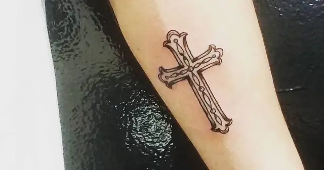 Krzyż gotycki tatuaż: Znaczenie, symbolika i historia | Andrzej Wojciechowski
