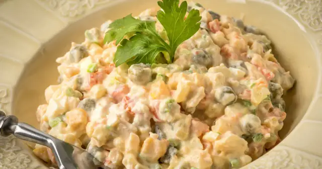 Ile sałatka jarzynowa może stać w lodówce? Sprawdź!