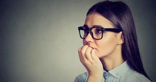 Skąd się bierze fobia społeczna? Poznaj jej prawdziwe korzenie