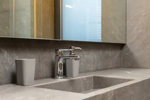 Szafka z lustrem nad umywalką na jakiej wysokości, aby uniknąć problemów