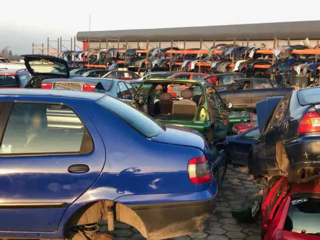 Stare auto: złomowanie, sprzedaż czy drugie życie? Poznaj opcje