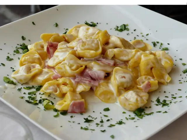 Z czym podawać tortellini z mięsem, aby zachwycić gości?