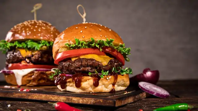 Jak zrobić idealnego burgera wołowego? Przepis i sekrety