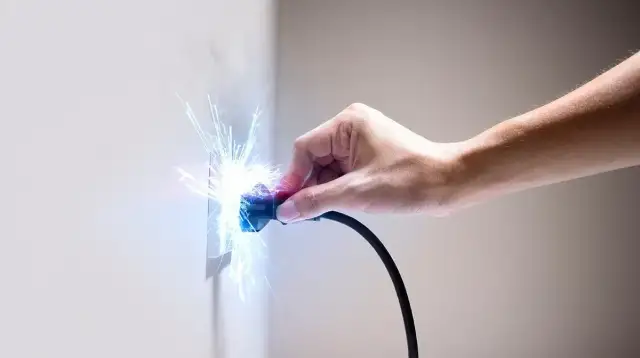 Dlaczego człowiek kopie prądem i jak temu zapobiec w prosty sposób