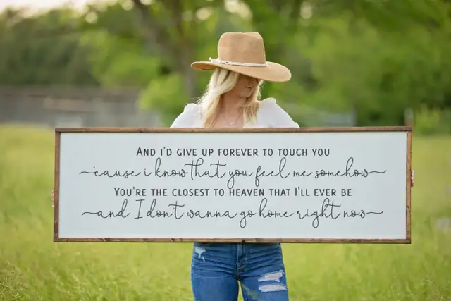 Tablica z tekstem piosenki "Iris" Goo Goo Dolls: "And I'd give up forever to touch you 'cause I know that you feel me somehow. You're the closest to heaven that I'll ever be and I don't wanna go home right now.