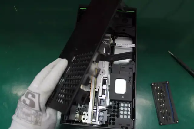 Xbox Series X głośny? Bezpieczne czyszczenie z kurzu krok po kroku