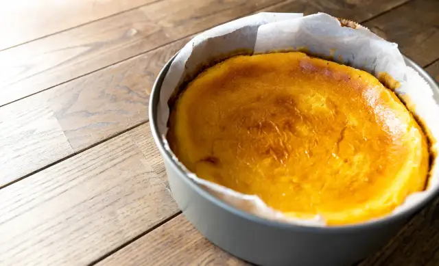 Czy wyjmować ciasto z piekarnika po upieczeniu, aby nie opadło?