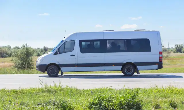 Ile osób może przewozić bus? Sprawdź przepisy i uniknij kar