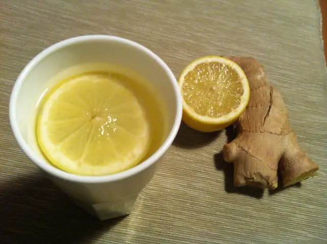 Napój z imbiru i cytryny - prosty przepis na zdrowie i energię