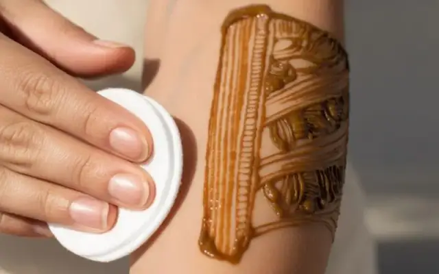 Jak zmyć hennę z włosów? Uniknij zieleni! Sprawdzone metody