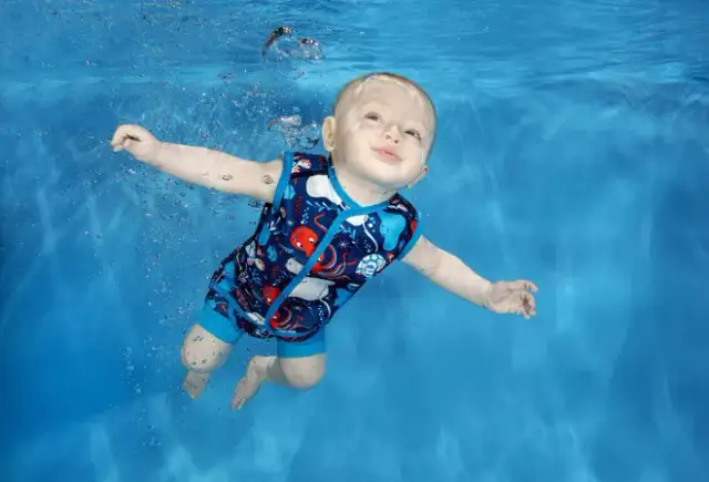 Strój kąpielowy dla niemowląt: Jaki wybrać? Poradnik UV i pianki