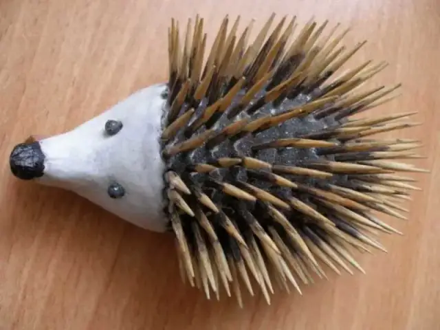 Jak zrobić jeża z butelki – stwórz wyjątkową ozdobę z recyklingu