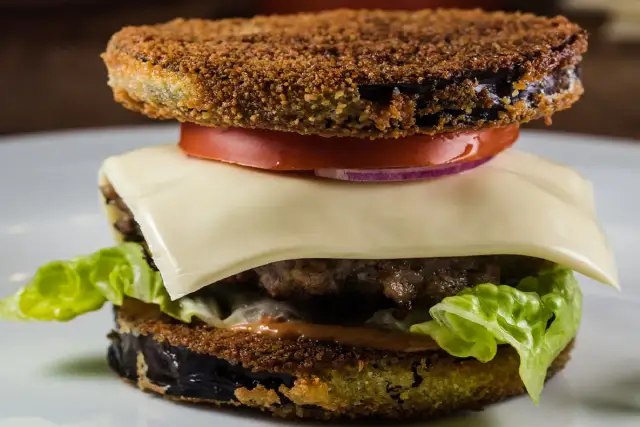 Ile kalorii ma burger? Cała prawda + triki na lżejszą wersję!