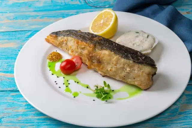 Jak przyrządzić suma na patelni, aby był soczysty i smaczny