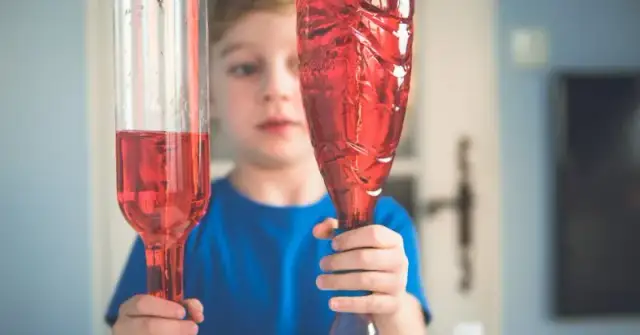 Eksperymenty z kolorami dla dzieci – proste i fascynujące zabawy w domu