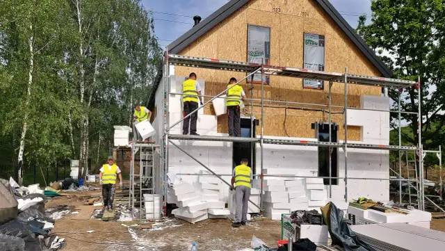 Ocieplenie domu drewnianego: Poradnik krok po kroku i koszty 2026