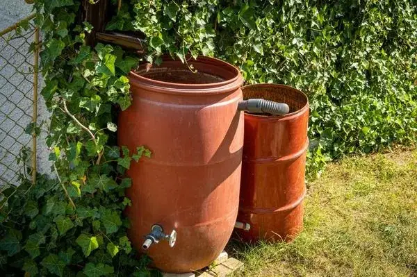 Zbiornik na deszczówkę DIY: Prosty sposób na oszczędności!