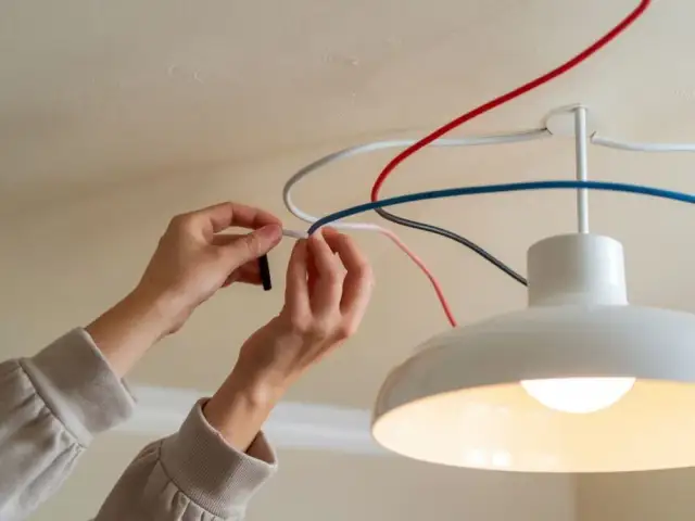 Jak podłączyć żyrandol 3 kable z sufitu - uniknij błędów i zagrożeń