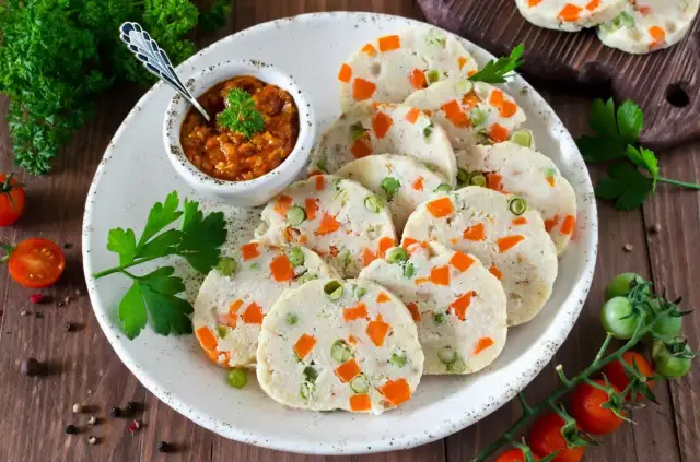 Roladki drobiowe z warzywami – proste przepisy na pyszne dania