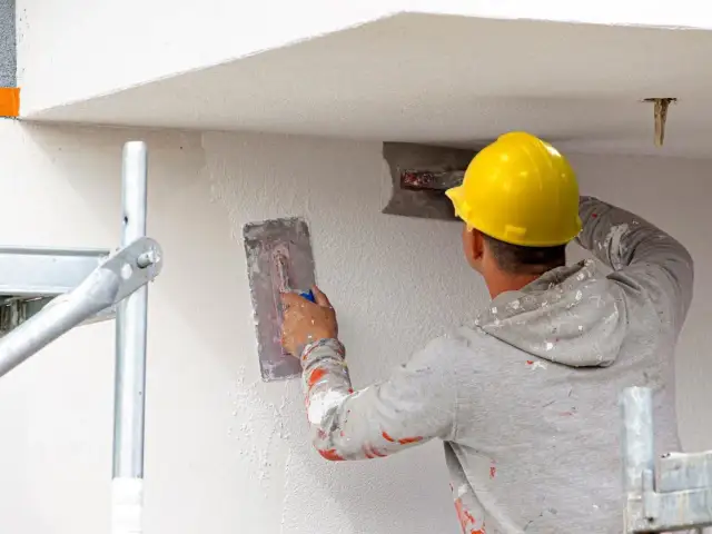 Ile kosztuje tynkowanie m² w 2026? Cennik i czynniki</div>