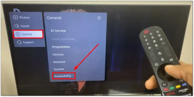 Ekran telewizora Philips z menu "General" i podświetloną opcją "Accessibility". Pilot w dłoni.