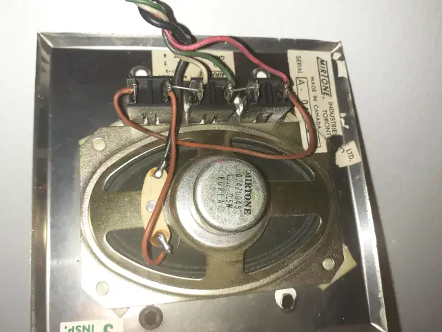 Wnętrze domofonu z głośnikiem i przewodami.