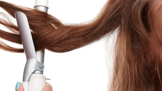 Jak kręcić włosy prostownicą? Loków i fal krok po kroku