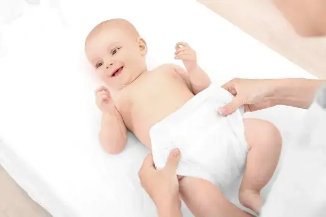 Czy budzić noworodka na zmianę pieluchy? Sprawdź, kiedy to konieczne