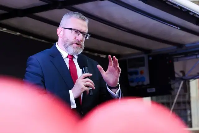 Grzegorz Braun ile ma wzrostu? Zaskakujące informacje o jego wysokości