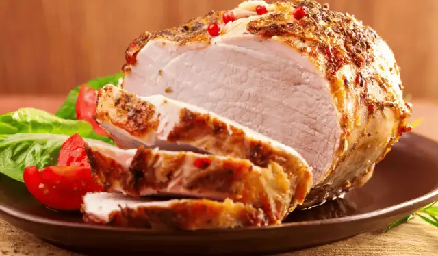 Jak upiec szynkę na obiad, aby była soczysta i pełna smaku