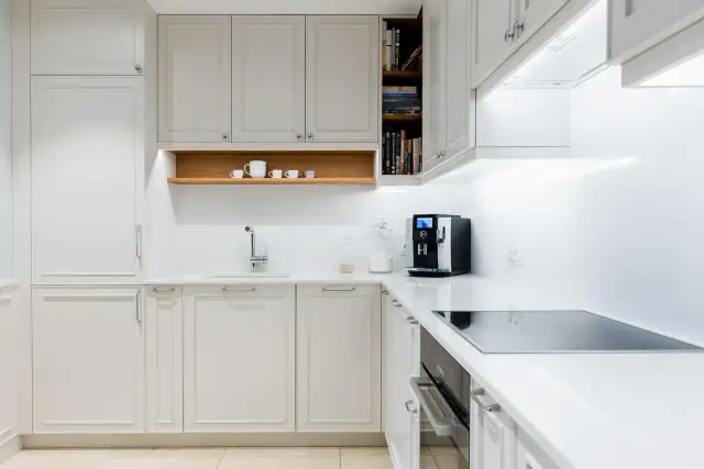 Biały blat z konglomeratu: czy to najlepszy wybór do Twojej kuchni?