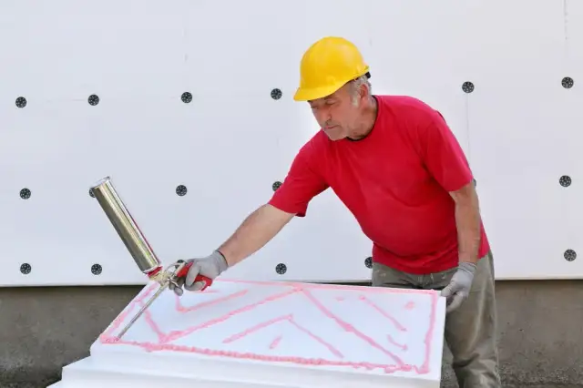 Klejenie styropianu: Poradnik eksperta, by uniknąć kosztownych błędów