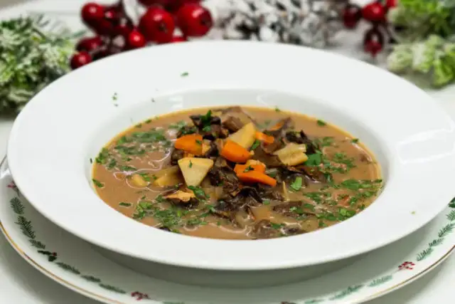 Jakie przyprawy do grzybowej, aby wydobyć pełnię smaku zupy?
