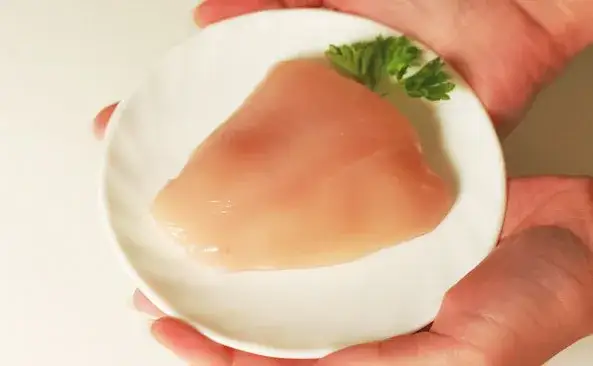 Ile kalorii ma 100 gram kurczaka? Zaskakujące różnice w kaloriach