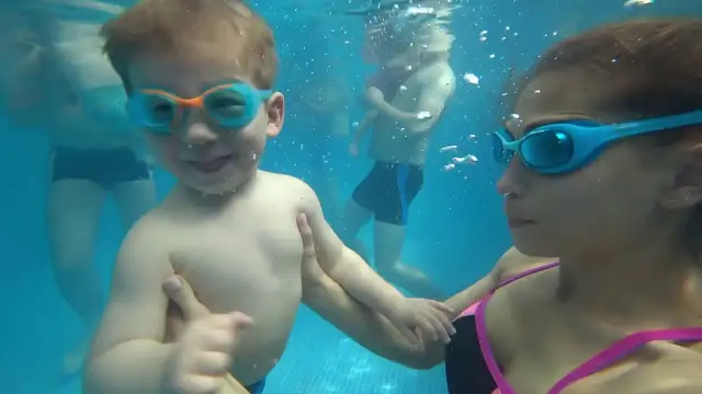 Jak nauczyć dziecko pływać żabką – skuteczne metody i porady