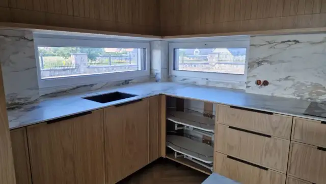 Blat kuchenny z parapetem: Jak połączyć idealnie? Poradnik