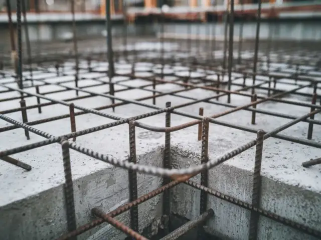 Co ile strzemiona na fundament? Kluczowe zasady dla solidnej budowy