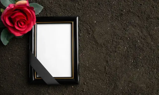 Kto niesie zdjęcie na pogrzebie? Tradycje i znaczenie tego gestu