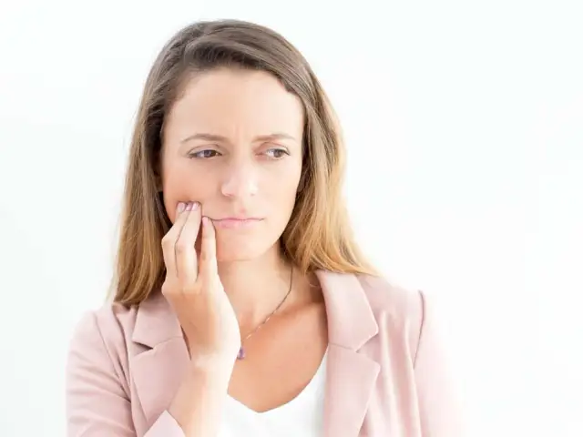 Opuchnięcie twarzy przyczyny: najczęstsze powody i co z tym zrobić