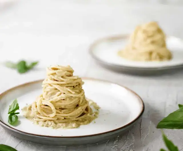 Białe spaghetti: przepis na kremowy makaron, który pokochasz