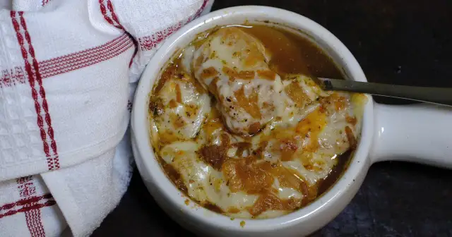 Jak ugotować zupę cebulową – prosty przepis na wyjątkowy smak
