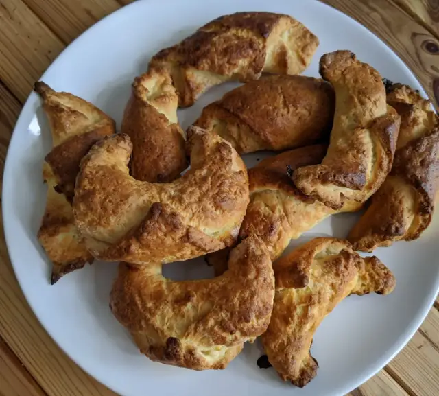 Croissanty bezglutenowe: przepis na idealne, warstwowe rogaliki