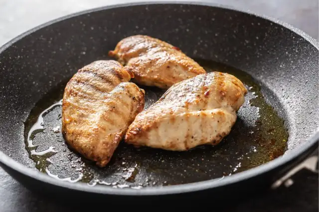 Jak smażyć kawałki kurczaka na patelni: 5 sekretów soczystego mięsa