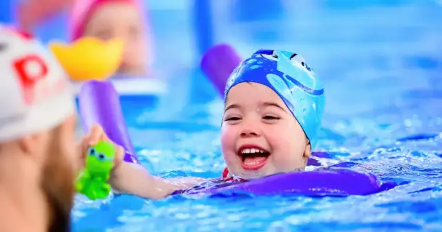 Napisz w zeszycie, jakie korzyści przynosi pływanie dla zdrowia i samopoczucia