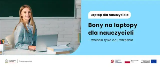 Uśmiechnięta nauczycielka przy biurku z laptopem. Bony na laptopy dla nauczycieli - wnioski tylko do 1 września.