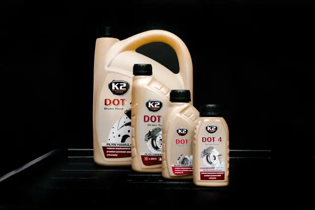Butelki płynu hamulcowego K2 DOT 4. Stary płyn hamulcowy może wydłużyć drogę hamowania.