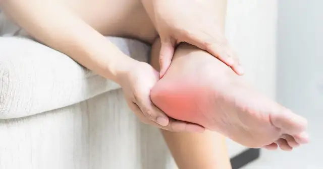 Ból pięty: Co oznacza i jak skutecznie znaleźć ulgę?