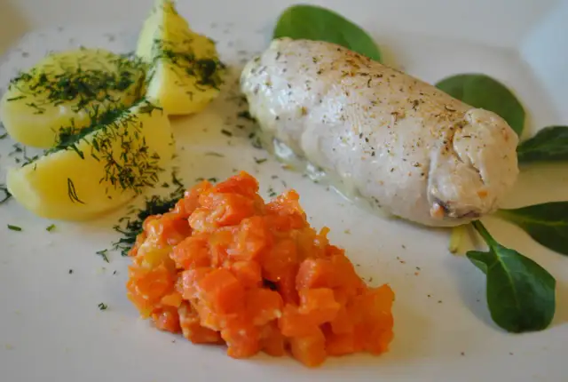 Gotowana pierś z kurczaka: 20+ pomysłów na dania bez marnowania