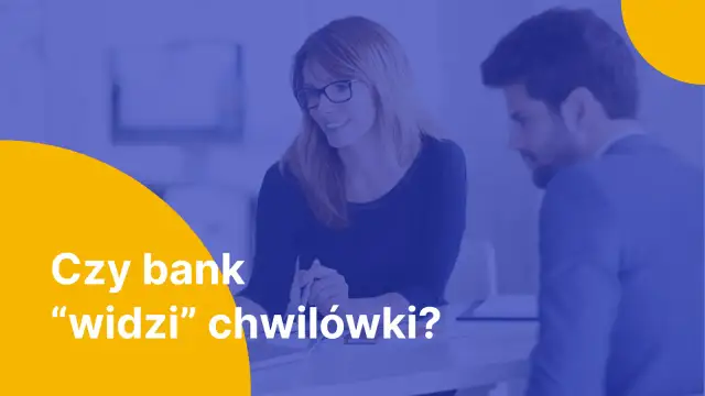 Kobieta i mężczyzna rozmawiają przy biurku, na żółtym tle tekst "Czy bank "widzi" chwilówki?".