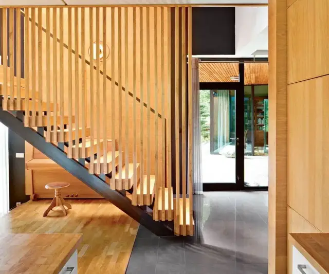 Jak wykończyć schody drewniane, aby były trwałe i estetyczne?